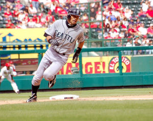 Ichiro runs to homeplate